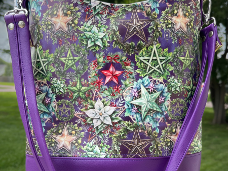 Yule Wreaths bucket style handbag. Online Hot Sale